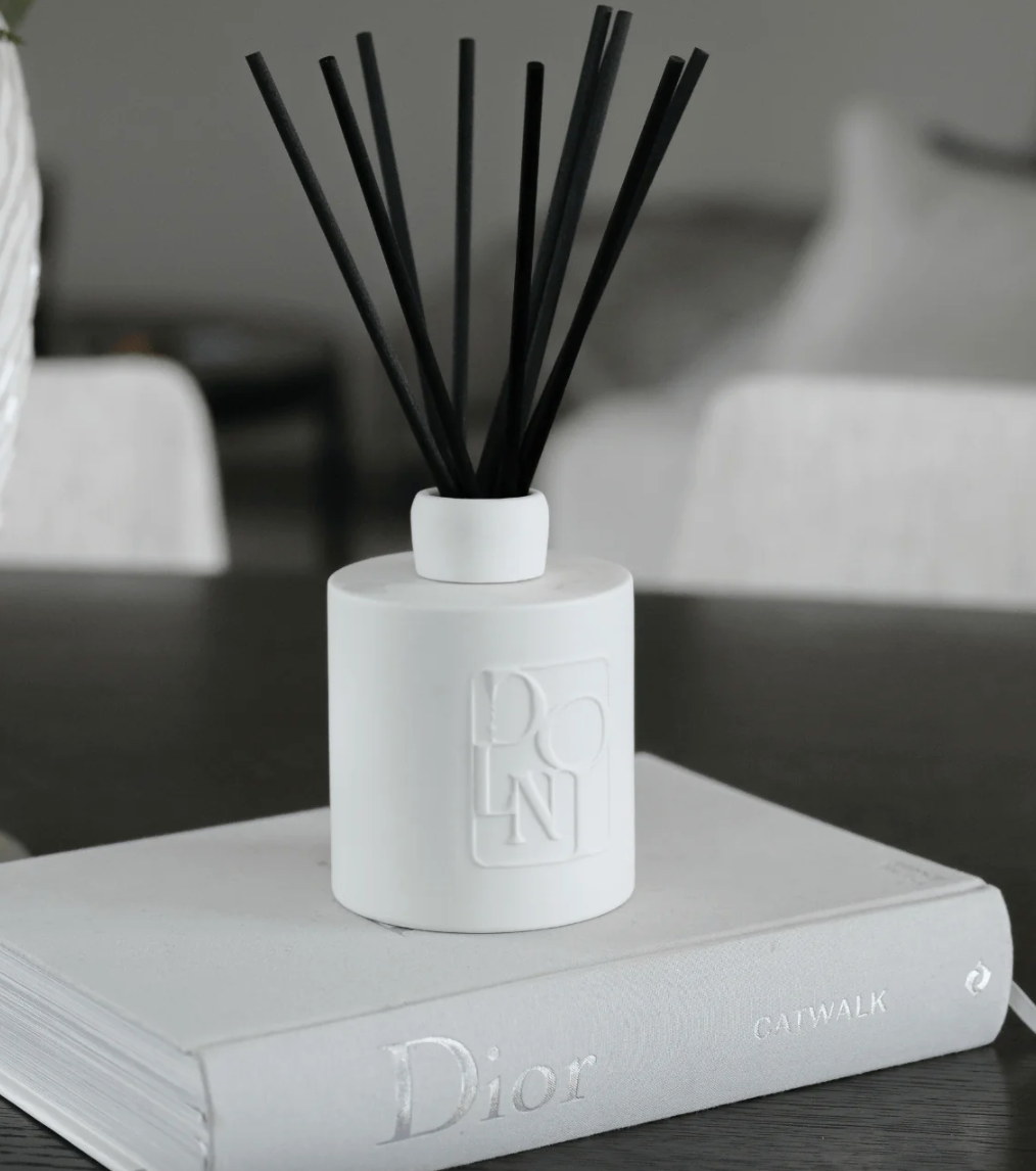 Dolni Large White Ceramic Blackberry Oud 500ml Reed Diffuser