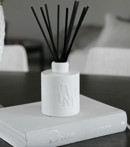 Dolni Large White Ceramic Blackberry Oud 500ml Reed Diffuser