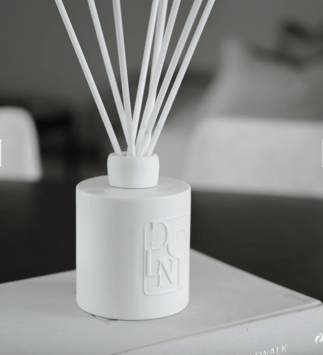 Dolni Large White Ceramic Blackberry Oud 500ml Reed Diffuser