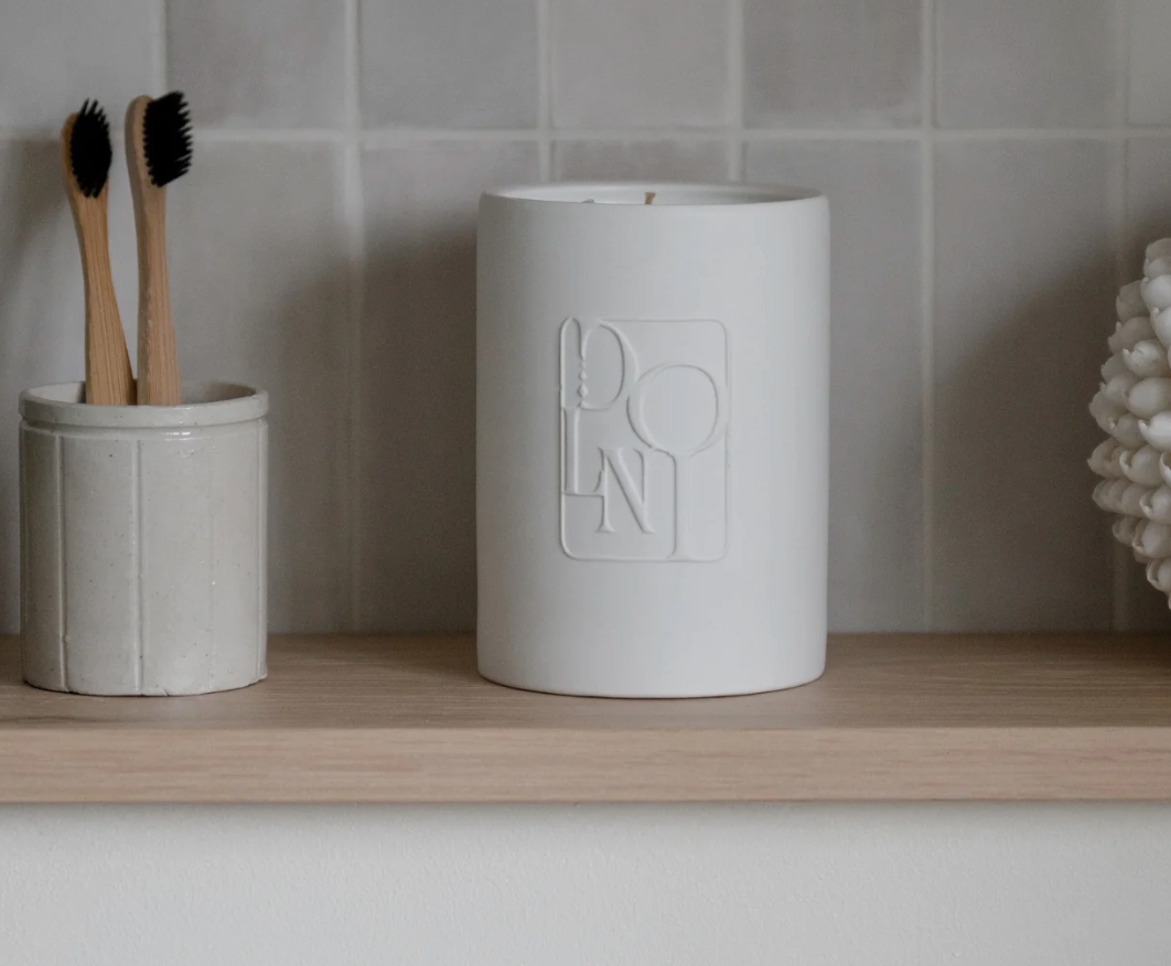 Dolni Large White Ceramic 600g Amber & Patchouli Candle