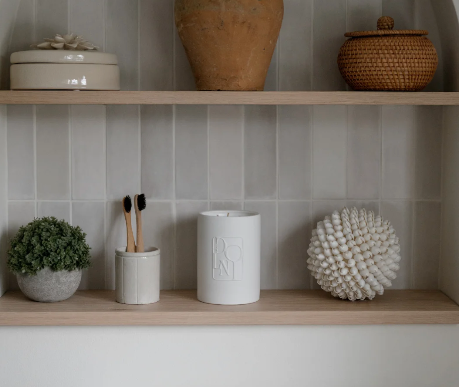 Dolni Large White Ceramic 600g Amber & Patchouli Candle