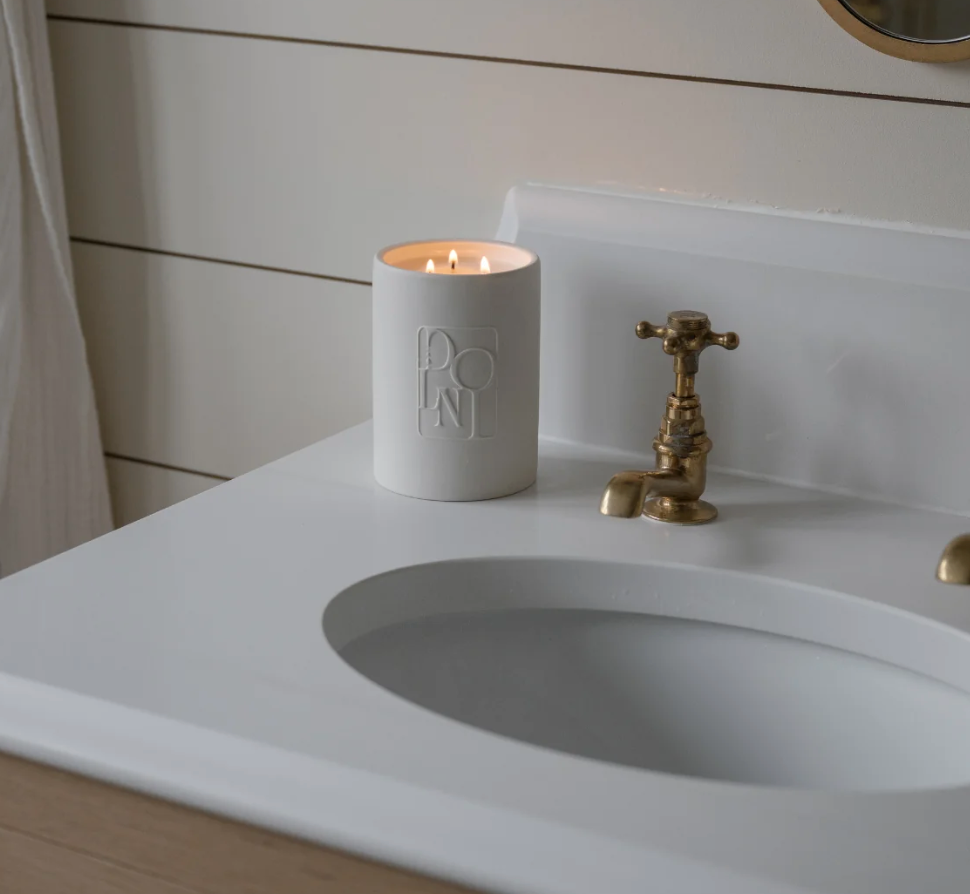 Dolni Large White Ceramic 600g Amber & Patchouli Candle