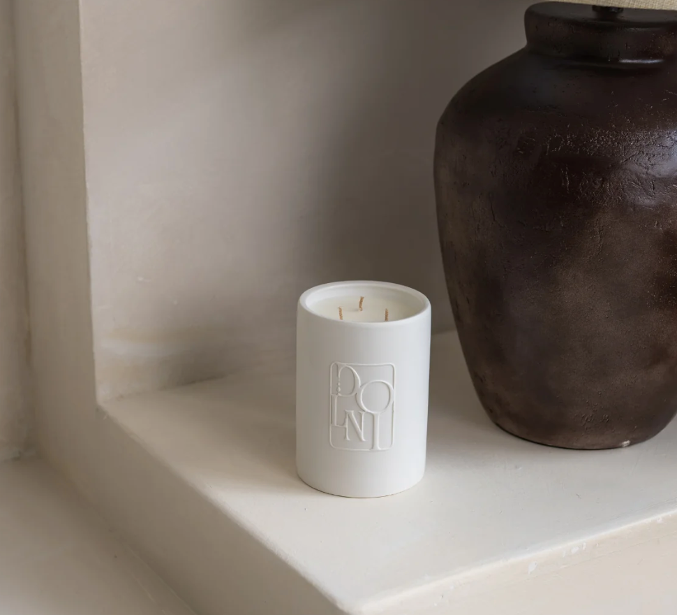Dolni Large White Ceramic 600g Amber & Patchouli Candle