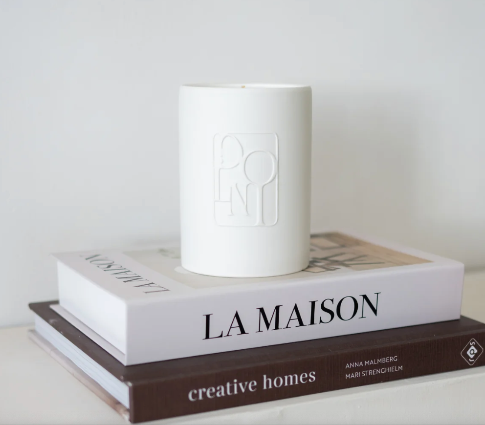 Dolni Large White Ceramic 600g Amber & Patchouli Candle