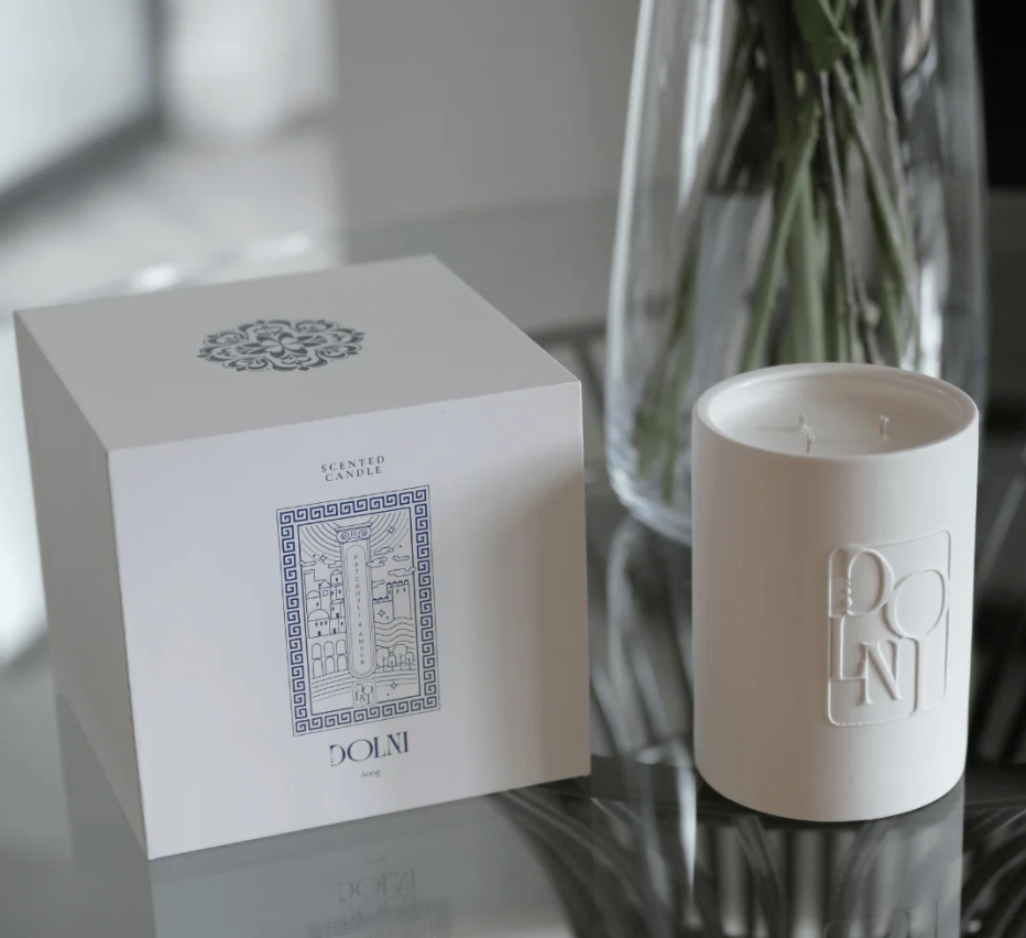 Dolni Large White Ceramic 600g Amber & Patchouli Candle