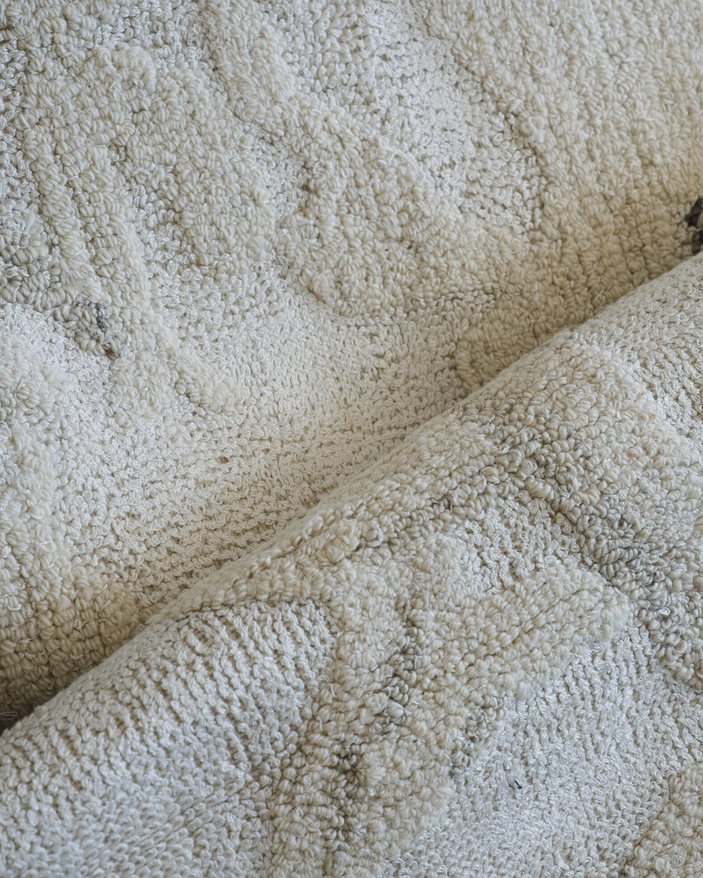Snowcap Abstract medium pile woollen rug in ivory 8' x 10'
