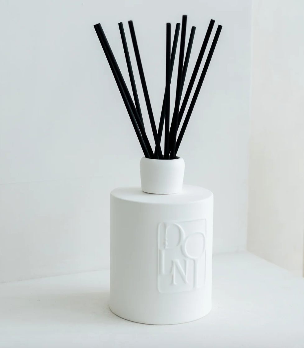 Dolni Extra Large White Ceramic Blackberry Oud Reed Diffuser