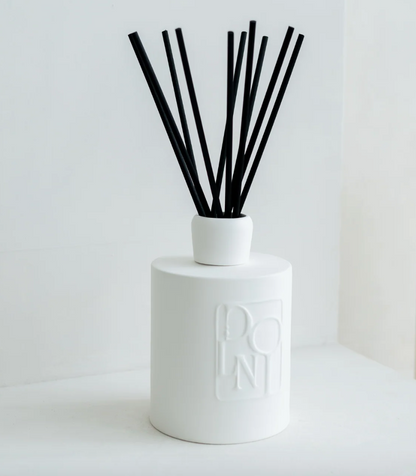 Dolni Extra Large White Ceramic Blackberry Oud Reed Diffuser
