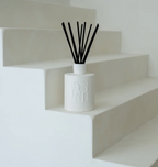 Dolni Extra Large White Ceramic Blackberry Oud Reed Diffuser