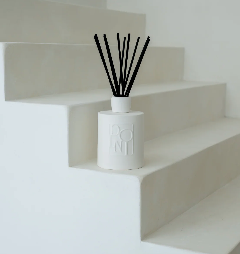 Dolni Extra Large White Ceramic Blackberry Oud Reed Diffuser