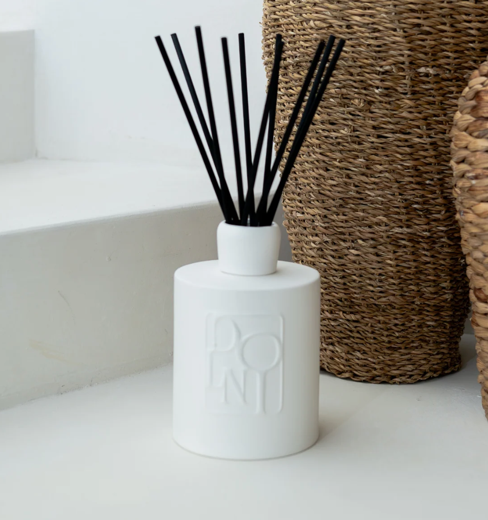 Dolni Extra Large White Ceramic Blackberry Oud Reed Diffuser