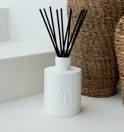 Dolni Extra Large White Ceramic Blackberry Oud Reed Diffuser